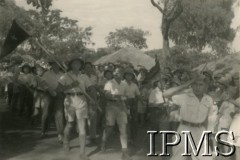 1943, Masindi, Uganda.
Osiedle dla polskich uchodźców. Defilada uczniów szkoły nr 3 przed sztandarem w dniu jego poświęcenia.
Fot. NN, kolekcja: Osiedla polskie w Afryce, Instytut Polski i Muzeum im. gen. Sikorskiego w Londynie