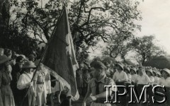 1943, Masindi, Uganda.
Osiedle dla polskich uchodźców. Defilada uczniów szkoły nr 3 ze sztandarem w dniu jego poświęcenia.
Fot. NN, kolekcja: Osiedla polskie w Afryce, Instytut Polski i Muzeum im. gen. Sikorskiego w Londynie