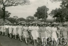 1942-1946, Masindi, Uganda.
Osiedle dla polskich uchodźców. Harcerki maszerują w defiladzie. 
Fot. NN, kolekcja: Osiedla polskie w Afryce, Instytut Polski i Muzeum im. gen. Sikorskiego w Londynie