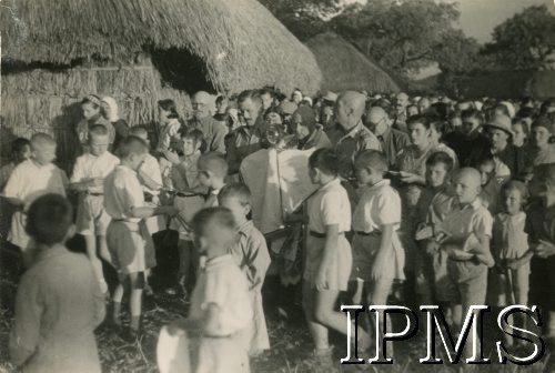 1943, Masindi, Uganda.
Osiedle dla polskich uchodźców. Procesja wielkanocna.
Fot. NN, kolekcja: Osiedla polskie w Afryce, Instytut Polski i Muzeum im. gen. Sikorskiego w Londynie