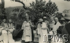 Styczeń 1944, Masindi, Uganda.
Osiedle dla polskich uchodźców. Uroczystość pierwszej komunii świętej, z udziałem ks. biskupa Lacourssiere, ks. Winczowskiego, o. Piekarczyka.
Fot. NN, kolekcja: Osiedla polskie w Afryce, Instytut Polski i Muzeum im. gen. Sikorskiego w Londynie