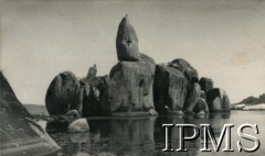 Lata 40., Jezioro Wiktoria, Uganda.
Skały koło Lutemby.
Fot. NN, kolekcja: Osiedla polskie w Afryce, Instytut Polski i Muzeum im. gen. Sikorskiego w Londynie
