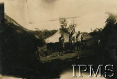 Lata 40., Uganda.
Trzej Ugandyjczycy przed chatami.
Fot. NN, kolekcja: Osiedla polskie w Afryce, Instytut Polski i Muzeum im. gen. Sikorskiego w Londynie