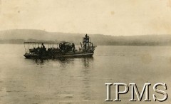 Lata 40., Afryka. 
Widok ze statku na jezioro Wiktoria.
Fot. NN, kolekcja: Osiedla polskie w Afryce, Instytut Polski i Muzeum im. gen. Sikorskiego w Londynie