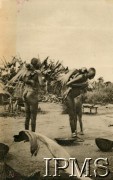 Lata 40., Uganda.
Kobiety z dziećmi na plecach.
Fot. NN, kolekcja: Osiedla polskie w Afryce, Instytut Polski i Muzeum im. gen. Sikorskiego w Londynie