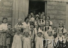 1945-1947, Rongai, Kenia. 
Osiedle dla polskich uchodźców. Dzieci w strojach góralskich i karnawałowych w towarzystwie opiekunów. Wśród dzieci Helena Świątek.
Fot. NN, kolekcja: Osiedla polskie w Afryce, Instytut Polski i Muzeum im. gen. Sikorskiego w Londynie