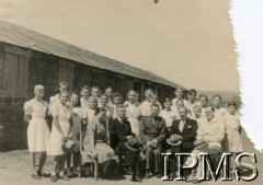 3.05.1945, Rongai, Kenia. 
Osiedle dla polskich uchodźców. Członkowie Sodalicji Mariańskiej w osiedlu. 
Fot. NN, kolekcja: Osiedla polskie w Afryce, Instytut Polski i Muzeum im. gen. Sikorskiego w Londynie