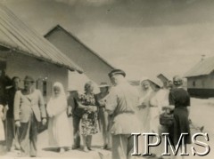 3.05.1945, Rongai, Kenia. 
Goście w osiedlu dla polskich uchodźców (poświęcenie osiedla).
Fot. NN, kolekcja: Osiedla polskie w Afryce, Instytut Polski i Muzeum im. gen. Sikorskiego w Londynie