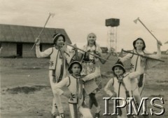 3.05.1945, Rongai, Kenia. 
Osiedle dla polskich uchodźców. Występ dzieci w strojach góralskich. 
Fot. NN, kolekcja: Osiedla polskie w Afryce, Instytut Polski i Muzeum im. gen. Sikorskiego w Londynie