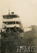 1945-1947, Jezioro Kioga, Uganda. 
Kobiety nad jeziorem, w tle statek 