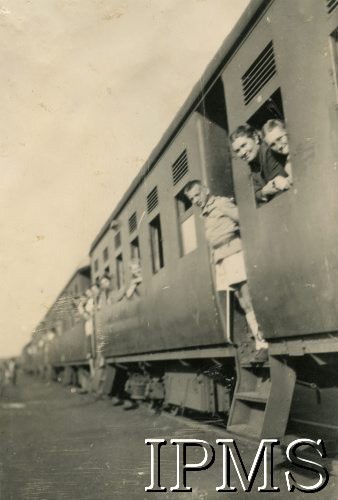 1945, Afryka. 
Polacy w pociągu w drodze do Rongai - osiedla dla polskich uchodźców w Kenii.
Fot. NN, kolekcja: Osiedla polskie w Afryce, Instytut Polski i Muzeum im. gen. Sikorskiego w Londynie