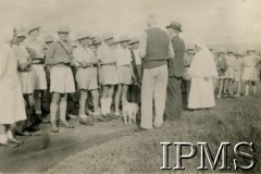 Lipiec 1945, Rongai, Kenia. 
Osiedle dla polskich uchodźców. Chłopcy podczas prac wakacyjnych.
Fot. NN, kolekcja: Osiedla polskie w Afryce, Instytut Polski i Muzeum im. gen. Sikorskiego w Londynie