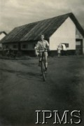 1945, Rongai, Kenia. 
Osiedle dla polskich uchodźców. Chłopiec o imieniu Zygmunt na rowerze.
Fot. Szum (?), kolekcja: Osiedla polskie w Afryce, Instytut Polski i Muzeum im. gen. Sikorskiego w Londynie