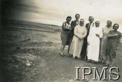 1945, Rongai, Kenia. 
Osiedle dla polskich uchodźców. Nauczyciele, m.in. siostry zakonne.
Fot. NN, kolekcja: Osiedla polskie w Afryce, Instytut Polski i Muzeum im. gen. Sikorskiego w Londynie