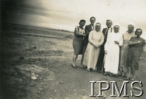 1945, Rongai, Kenia. 
Osiedle dla polskich uchodźców. Nauczyciele, m.in. siostry zakonne.
Fot. NN, kolekcja: Osiedla polskie w Afryce, Instytut Polski i Muzeum im. gen. Sikorskiego w Londynie