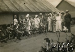 1945, Rongai, Kenia. 
Osiedle dla polskich uchodźców. Wizyta gości z Nairobi: delegata Ministerstwa Wyznań Religijnych i Oświecenia Publicznego - Szczepańskiego, p. Zaremby, delegat MOS - Chudzikiewicza, księdza dziekana Słapy.
Fot. NN, kolekcja: Osiedla polskie w Afryce, Instytut Polski i Muzeum im. gen. Sikorskiego w Londynie