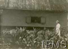 1945-1947, Rongai, Kenia. 
Osiedle dla polskich uchodźców, M. Kułakowska w ogrodzie przed domem.
Fot. NN, kolekcja: Osiedla polskie w Afryce, Instytut Polski i Muzeum im. gen. Sikorskiego w Londynie