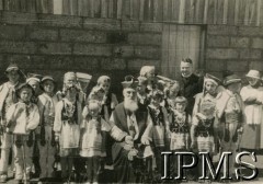 4.12.1945, Rongai, Kenia. 
Osiedle dla polskich uchodźców. Dzieci w strojach góralskich z księdzem biskupem Stamem w dniu Sakramentu Bierzmowania.
Fot. NN, kolekcja: Osiedla polskie w Afryce, Instytut Polski i Muzeum im. gen. Sikorskiego w Londynie