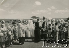 4.12.1945, Rongai, Kenia. 
Osiedle dla polskich uchodźców. W środku stoi ksiądz biskup Stam (w środku) w dniu Sakramentu Bierzmowania.
Fot. NN, kolekcja: Osiedla polskie w Afryce, Instytut Polski i Muzeum im. gen. Sikorskiego w Londynie