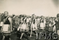 4.12.1945, Rongai, Kenia. 
Osiedle dla polskich uchodźców. Bierzmowanie, dzieci idące w strojach góralskich.
Fot. NN, kolekcja: Osiedla polskie w Afryce, Instytut Polski i Muzeum im. gen. Sikorskiego w Londynie