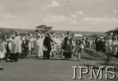 4.12.1945, Rongai, Kenia. 
Osiedle dla polskich uchodźców. Bierzmowanie, w środku idzie ksiądz biskup Stam.
Fot. NN, kolekcja: Osiedla polskie w Afryce, Instytut Polski i Muzeum im. gen. Sikorskiego w Londynie