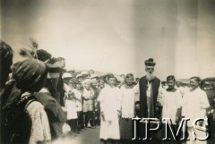 4.12.1945, Rongai, Kenia. 
Osiedle dla polskich uchodźców. Ksiądz biskup Stam wraz z chłopcami, którym udzielił Sakramentu Bierzmowania.
Fot. NN, kolekcja: Osiedla polskie w Afryce, Instytut Polski i Muzeum im. gen. Sikorskiego w Londynie