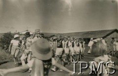4.12.1945, Rongai, Kenia. 
Osiedle dla polskich uchodźców. Bierzmowanie, na zdjęciu dzieci.
Fot. NN, kolekcja: Osiedla polskie w Afryce, Instytut Polski i Muzeum im. gen. Sikorskiego w Londynie