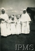 9.09.1945, Rongai, Kenia. 
Osiedle dla polskich uchodźców. Dziewczynki i siostry zakonne: Alfonsa i Alina w dniu przyjęcia sakramentu Pierwszej Komunii Świętej.
Fot. NN, kolekcja: Osiedla polskie w Afryce, Instytut Polski i Muzeum im. gen. Sikorskiego w Londynie