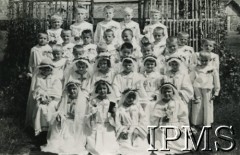 9.09.1945, Rongai, Kenia. 
Osiedle dla polskich uchodźców. Fotografia pamiątkowa dzieci wykonana w dniu przyjęcia sakramentu Pierwszej Komunii Świętej.
Fot. NN, kolekcja: Osiedla polskie w Afryce, Instytut Polski i Muzeum im. gen. Sikorskiego w Londynie