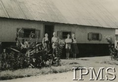 1945, Rongai, Kenia. 
Osiedle dla polskich uchodźców. Państwo Niedopytalscy i ich sąsiedzi.
Fot. NN, kolekcja: Osiedla polskie w Afryce, Instytut Polski i Muzeum im. gen. Sikorskiego w Londynie