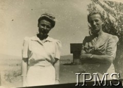 1946, Rongai, Kenia. 
Osiedle dla polskich uchodźców, z prawej stoi M. Kułakowska.
Fot. NN, kolekcja: Osiedla polskie w Afryce, Instytut Polski i Muzeum im. gen. Sikorskiego w Londynie