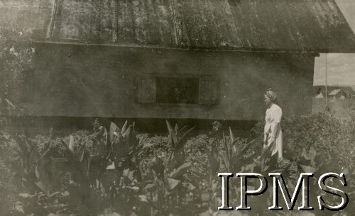 1945, Rongai, Kenia. 
Osiedle dla polskich uchodźców. M. Kułakowska w ogrodzie przed domem.
Fot. NN, kolekcja: Osiedla polskie w Afryce, Instytut Polski i Muzeum im. gen. Sikorskiego w Londynie