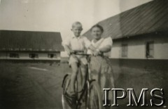 1945, Rongai, Kenia. 
Osiedle dla polskich uchodźców. Pani Migocka z Ryszardem na rowerze.
Fot. NN, kolekcja: Osiedla polskie w Afryce, Instytut Polski i Muzeum im. gen. Sikorskiego w Londynie