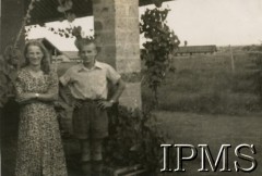 1945, Rongai, Kenia. 
Osiedle dla polskich uchodźców. M. Kułakowska i chłopiec.
Fot. NN, kolekcja: Osiedla polskie w Afryce, Instytut Polski i Muzeum im. gen. Sikorskiego w Londynie