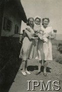 1945, Rongai, Kenia. 
Osiedle dla polskich uchodźców. Dwie kobiety z dzieckiem -  Jagną Brzezicką; z lewej stoi M. Kułakowska. 
Fot. NN, kolekcja: Osiedla polskie w Afryce, Instytut Polski i Muzeum im. gen. Sikorskiego w Londynie