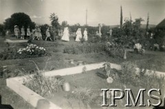 1945-1947, Rongai, Kenia. 
Osiedle dla polskich uchodźców. Pogrzeb.
Fot. NN, kolekcja: Osiedla polskie w Afryce, Instytut Polski i Muzeum im. gen. Sikorskiego w Londynie