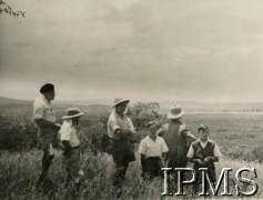 1945, Rongai, Kenia. 
Osiedle dla polskich uchodźców. Chłopcy na wycieczce z księdzem Górką.
Fot. NN, kolekcja: Osiedla polskie w Afryce, Instytut Polski i Muzeum im. gen. Sikorskiego w Londynie