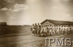 1945-1947, Rongai, Kenia. 
Osiedle dla polskich uchodźców. Kondukt pogrzebowy.
Fot. NN, kolekcja: Osiedla polskie w Afryce, Instytut Polski i Muzeum im. gen. Sikorskiego w Londynie