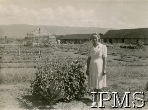 1946, Rongai, Kenia. 
Osiedle dla polskich uchodźców. M. Kułakowska w ogrodzie.
Fot. NN, kolekcja: Osiedla polskie w Afryce, Instytut Polski i Muzeum im. gen. Sikorskiego w Londynie