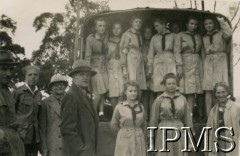 1945-1947, Rongai, Kenia. 
Osiedle dla polskich uchodźców. Na zdjęciu m.in. harcerki w samochodzie, na dole z prawej stoi M. Kułakowska.
Fot. NN, kolekcja: Osiedla polskie w Afryce, Instytut Polski i Muzeum im. gen. Sikorskiego w Londynie