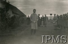 1945-1947, Rongai, Kenia. 
Osiedle dla polskich uchodźców. Odjazd księdza Górki do Ameryki.
Fot. NN, kolekcja: Osiedla polskie w Afryce, Instytut Polski i Muzeum im. gen. Sikorskiego w Londynie