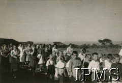 1946, Rongai, Kenia. 
Osiedle dla polskich uchodźców. Procesja Bożego Ciała.
Fot. NN, kolekcja: Osiedla polskie w Afryce, Instytut Polski i Muzeum im. gen. Sikorskiego w Londynie