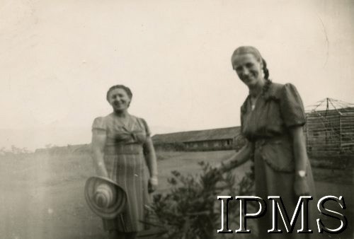 1946, Rongai, Kenia. 
Osiedle dla polskich uchodźców, na zdjęciu Migocka (z lewej) i M. Kułakowska.
Fot. NN, kolekcja: Osiedla polskie w Afryce, Instytut Polski i Muzeum im. gen. Sikorskiego w Londynie