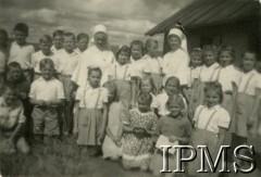 1945-1947, Rongai, Kenia. 
Osiedle dla polskich uchodźców. Uczniowie klasy IV pani Kwiatkowej. Dzieci w towarzystwie sióstr zakonnych.
Fot. NN, kolekcja: Osiedla polskie w Afryce, Instytut Polski i Muzeum im. gen. Sikorskiego w Londynie