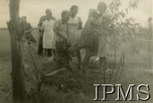 1945-1947, Rongai, Kenia. 
Osiedle dla polskich uchodźców. Rodzina Kułakowskich (?) w ogrodzie.
Fot. NN, kolekcja: Osiedla polskie w Afryce, Instytut Polski i Muzeum im. gen. Sikorskiego w Londynie