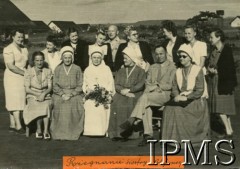 1945-1947, Rongai, Kenia. 
Osiedle dla polskich uchodźców. Pożegnanie siostry Alfonsy (siedzi 3. z lewej).
Fot. NN, kolekcja: Osiedla polskie w Afryce, Instytut Polski i Muzeum im. gen. Sikorskiego w Londynie