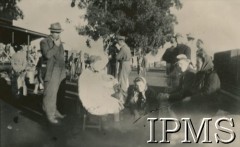 1945-1947, Rongai, Kenia. 
Osiedle dla polskich uchodźców. Czekanie na odjazd polskiego kierownika osiedla Sandera.
Fot. NN, kolekcja: Osiedla polskie w Afryce, Instytut Polski i Muzeum im. gen. Sikorskiego w Londynie