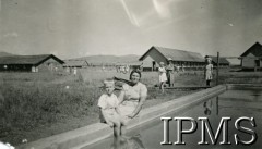 1945, Rongai, Kenia. 
Osiedle dla polskich uchodźców. Na pierwszym planie pani Migocka z Ryszardem nad basenem.
Fot. NN, kolekcja: Osiedla polskie w Afryce, Instytut Polski i Muzeum im. gen. Sikorskiego w Londynie