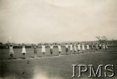 1945-1947, Rongai, Kenia. 
Osiedle dla polskich uchodźców. Dziewczyny wykonują ćwiczenia gimnastyczne.
Fot. NN, kolekcja: Osiedla polskie w Afryce, Instytut Polski i Muzeum im. gen. Sikorskiego w Londynie
