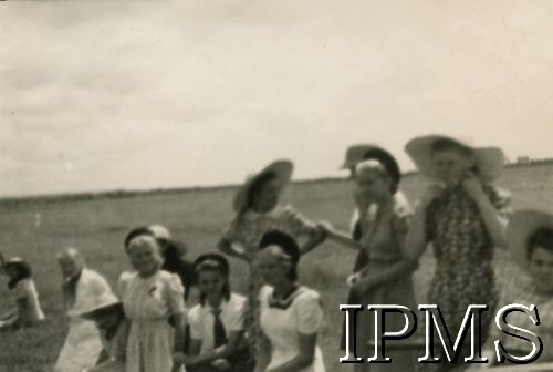 1946, Rongai, Kenia. 
Osiedle dla polskich uchodźców. Kobiety podczas meczu piłki nożnej.
Fot. NN, kolekcja: Osiedla polskie w Afryce, Instytut Polski i Muzeum im. gen. Sikorskiego w Londynie
